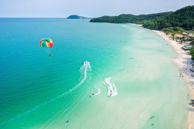 B&atilde;i Sao với l&agrave;n nước biển xanh như ngọc v&agrave; những m&ocirc;n thể thao biển thu h&uacute;t du kh&aacute;ch. &nbsp;