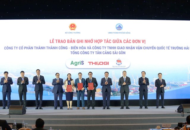 Thủ tướng Phạm Minh Ch&iacute;nh (thứ 4, b&ecirc;n tr&aacute;i sang), Bộ trưởng Bộ C&ocirc;ng Thương Nguyễn Hồng Di&ecirc;n (thứ 4, b&ecirc;n phải sang), B&iacute; thư Th&agrave;nh ủy L&ecirc; Ngọc Quang (thứ 3, b&ecirc;n tr&aacute;i sang) chứng kiến lễ trao bi&ecirc;n bản ghi nhớ, hợp t&aacute;c giữa c&aacute;c đơn vị, doanh nghiệp.