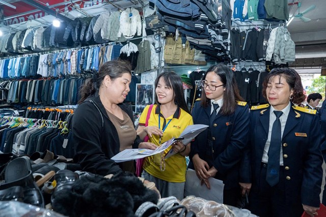 Theo đề xuất mới của Bộ Tài chính, mức doanh thu miễn thuế với hộ kinh doanh được nâng lên 500 triệu đồng/năm - Ảnh: VGP