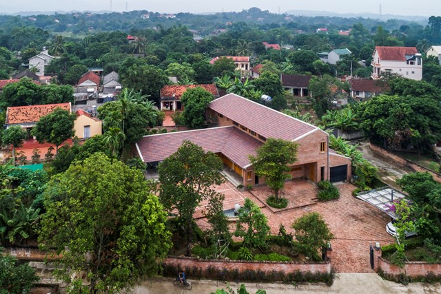 Gỗ xoan thường được sử dụng ở nhiều ng&ocirc;i nh&agrave; bản địa trong v&ugrave;ng v&igrave; rẻ v&agrave; ph&aacute;t triển nhanh. Đội ngũ thiết kế đ&atilde; l&agrave;m việc chặt chẽ với chủ sở hữu để mua nguy&ecirc;n liệu v&agrave; tu&acirc;n theo quy tr&igrave;nh xử l&yacute; gỗ truyền thống ngay từ đầu.