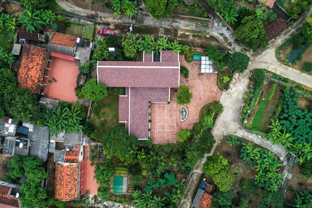 Để tạo dựng c&ocirc;ng tr&igrave;nh ổn định, kinh tế, m&aacute;i nh&agrave; được hỗ trợ l&agrave;m một phần bằng b&ecirc; t&ocirc;ng. C&aacute;c bức tường được l&agrave;m bằng gạch đỏ để lộ, trong khi tất cả c&aacute;c yếu tố kh&aacute;c như cửa ra v&agrave;o, khung cửa sổ v&agrave; đồ nội thất được l&agrave;m bằng gỗ xoan.