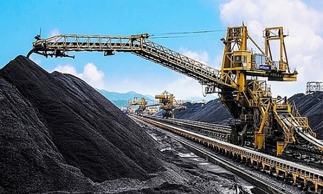 Gi&aacute; than tăng cao khiến chi ph&iacute; sản xuất điện tăng mạnh. (Ảnh minh họa)