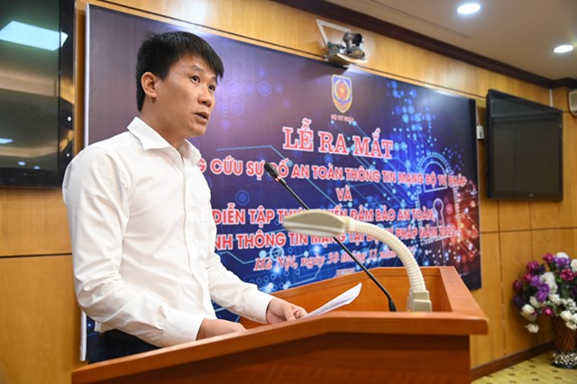 Trưởng ph&ograve;ng Hạ tầng kỹ thuật v&agrave; an to&agrave;n th&ocirc;ng tin, Đội ph&oacute; Đội ứng cứu sự cố Nguyễn Đức Dũng c&ocirc;ng bố Quyết định th&agrave;nh lập Đội ứng cứu sự cố an to&agrave;n th&ocirc;ng tin mạng Bộ Tư ph&aacute;p.