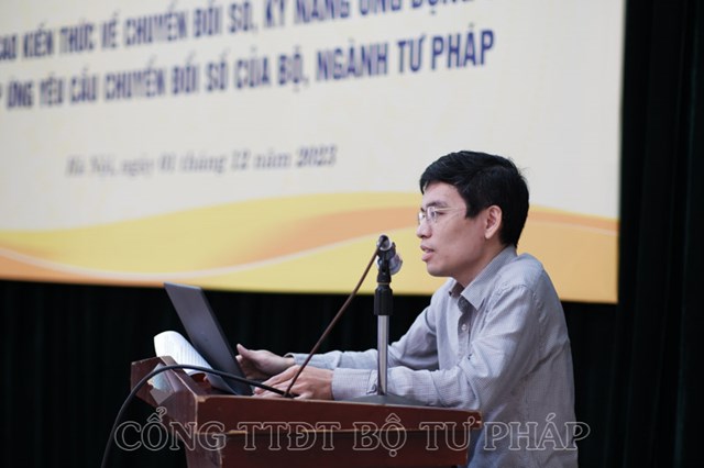 ThS Nguyễn Minh Dũng, đại diện Cục An to&agrave;n th&ocirc;ng tin, Bộ Th&ocirc;ng tin truyền th&ocirc;ng đ&atilde; tr&igrave;nh b&agrave;y tham luận về vấn đề An to&agrave;n th&ocirc;ng tin trong chuyển đổi số.
