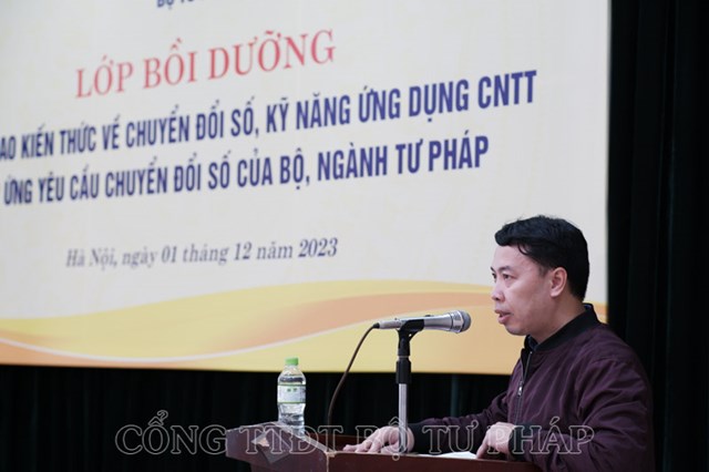 Đồng ch&iacute; Trần Ho&agrave;i Nam - Gi&aacute;m đốc Trung t&acirc;m Th&ocirc;ng tin ph&aacute;t biểu tại Lớp Bồi dưỡng