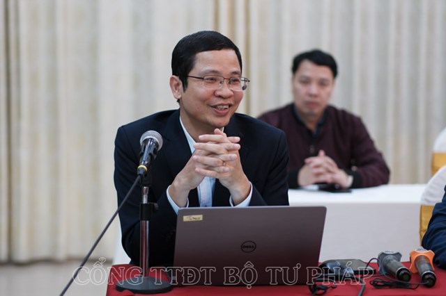 Ph&oacute; Cục trưởng phụ tr&aacute;ch Cục chuyển đổi số Quốc gia, Bộ Th&ocirc;ng tin v&agrave; Truyền th&ocirc;ng Nguyễn Ph&uacute; Tiến đ&atilde; tr&igrave;nh b&agrave;y tham luận về vấn đề L&atilde;nh đạo số trong kỷ nguy&ecirc;n số&nbsp;