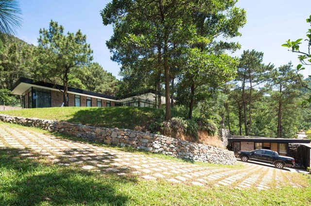Ẩn m&igrave;nh tr&ecirc;n đồi th&ocirc;ng diện t&iacute;ch 1.000 m2, ng&ocirc;i nh&agrave; th&eacute;p v&agrave; k&iacute;nh do Idee Architects thiết kế c&oacute; một tầm nh&igrave;n rộng, nh&igrave;n bao qu&aacute;t xung quanh thung lũng dưới l&ograve;ng đất v&agrave; vẫn giữ được sự ri&ecirc;ng tư.