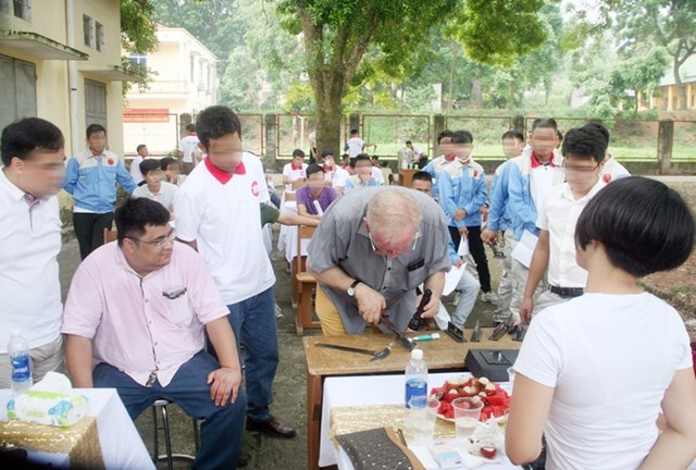 &Ocirc;ng Vũ Minh Tu&acirc;n, TGĐ C&ocirc;ng ty cổ phần đầu tư Huệ Tu&acirc;n (&aacute;o hồng, đang ngồi) đang bỏ trốn sau khi chiếm giữ nhiều tỷ đồng của người lao động