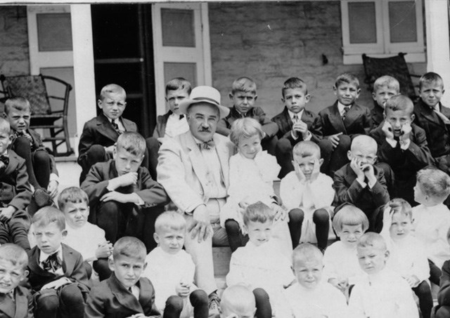 Milton Hershey: Từ kẻ thất học, 3 lần khởi nghiệp thất bại, bị vợ bắt đi kh&#225;m thần kinh đến người g&#226;y dựng đế chế b&#225;nh kẹo tỷ USD - Ảnh 1