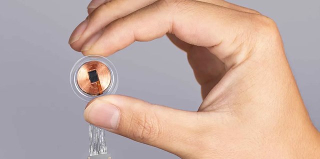 Thiết bị c&oacute; nhiều cảm biến kết nối với c&aacute;c điểm b&ecirc;n trong n&atilde;o, pin, bo mạch xử l&yacute; c&ugrave;ng cuộn sạc kh&ocirc;ng d&acirc;y.