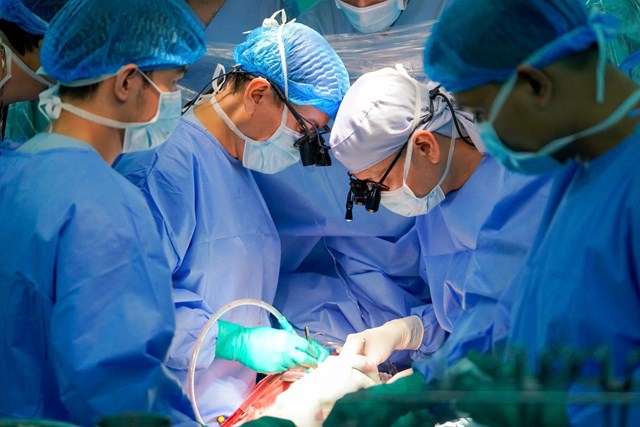 GS TS BS. Nguyễn Ho&agrave;ng Định &ndash; Ph&oacute; Gi&aacute;m đốc BV ĐHYD c&ugrave;ng ekip thực hiện gh&eacute;p tim cho bệnh nhi