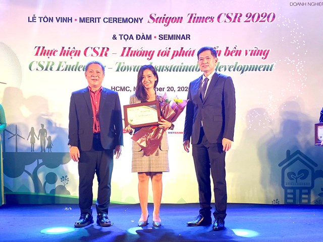 Đại diện Tập đo&agrave;n Novaland tại lễ t&ocirc;n vinh c&aacute;c doanh nghiệp c&oacute; đ&oacute;ng g&oacute;p t&iacute;ch cực v&agrave;o sự ph&aacute;t triển bền vững của cộng đồng.