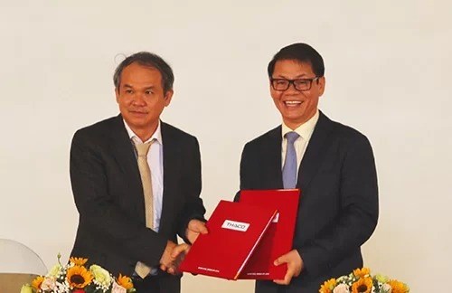 Chủ tịch HAGL Đo&agrave;n Nguy&ecirc;n Đức v&agrave; Chủ tịch THACO Trần B&aacute; Dương tại buổi k&iacute; kết hợp t&aacute;c chiến lược giữa 2 tập đo&agrave;n hồi th&aacute;ng 8/2018.