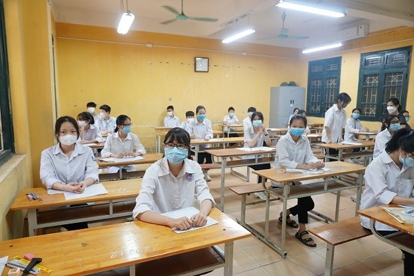 Học sinh khối THPT ở H&agrave; Nội trở lại trường học trực tiếp từ ng&agrave;y 6/12