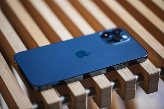 Nhiều người d&ugrave;ng iPhone 12 n&oacute;i rằng thiết bị xuống pin nhanh d&ugrave; kh&ocirc;ng sử dụng.