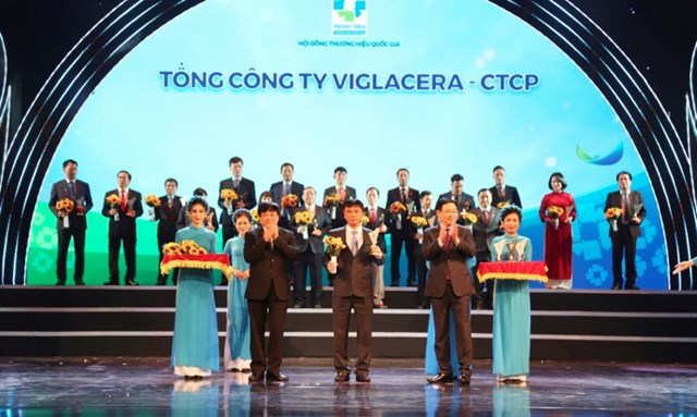 Ủy vi&ecirc;n Bộ Ch&iacute;nh trị, B&iacute; thư Th&agrave;nh ủy H&agrave; Nội Vương Đ&igrave;nh Huệ v&agrave; Ủy vi&ecirc;n BCHTW ĐCS Việt Nam kh&oacute;a XII, Tổng gi&aacute;m đốc Đ&agrave;i Tiếng n&oacute;i Việt nam Nguyễn Thế Kỷ trao Biểu trưng "Thương hiệu Quốc gia năm 2020" cho Ph&oacute; Tổng gi&aacute;m đốc Nguyễn Anh Tuấn - đại diện Tổng c&ocirc;ng ty Viglacera &ndash; CTCP.