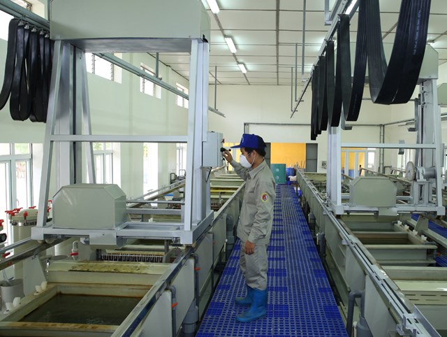 C&ocirc;ng nh&acirc;n trong một d&acirc;y chuyền sản xuất ph&aacute;o tại Nh&agrave; m&aacute;y Z21. (Ảnh: Z121).