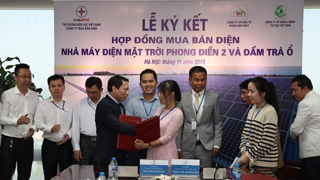 Buổi lễ k&yacute; kết hợp đồng mua b&aacute;n điện giữa EVN v&agrave; Chủ đầu tư Nh&agrave; m&aacute;y điện mặt trời Phong Điền 2.