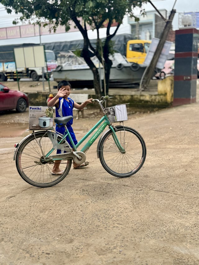 H&#242;a Ph&#225;t tặng 100.000 m&#178; t&#244;n, h&#224;ng ng&#224;n đồ d&#249;ng thiết yếu tại tỉnh Đắk Lắk - Ảnh 2