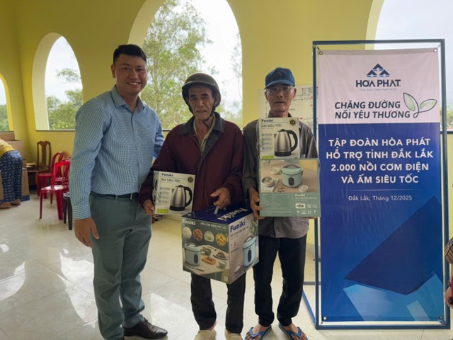 Anh Vũ Quang Huy trao tặng những phần qu&agrave; tới b&agrave; con &nbsp;