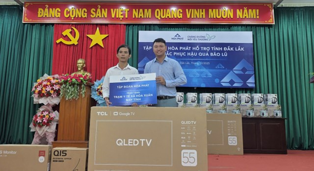 Anh Vũ Quang Huy đại diện Tập đo&agrave;n d&agrave;nh tặng những chiếc m&aacute;y t&iacute;nh đến với Trạm Y tế x&atilde; H&ograve;a Xu&acirc;n &nbsp;