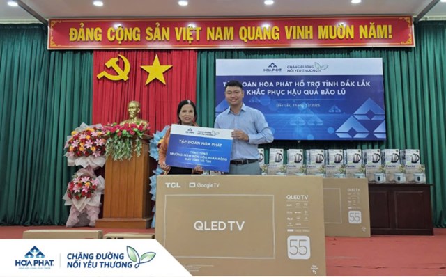 Anh Vũ Quang Huy -&nbsp; Ph&oacute; Gi&aacute;m đốc bộ phận Quản l&yacute; hạ tầng C&ocirc;ng ty Th&eacute;p H&ograve;a Ph&aacute;t Dung Quất đại diện Tập đo&agrave;n H&ograve;a Ph&aacute;t trao những phần qu&agrave; tới b&agrave; con v&ugrave;ng lũ tại Đắk Lắk &nbsp;