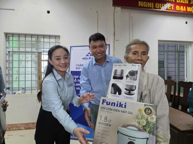 Những chiếc nồi cơm điện, ấm si&ecirc;u tốc được nh&acirc;n vi&ecirc;n Tập đo&agrave;n tận t&igrave;nh trao đến tay người&nbsp;d&acirc;n v&ugrave;ng lũ &nbsp;