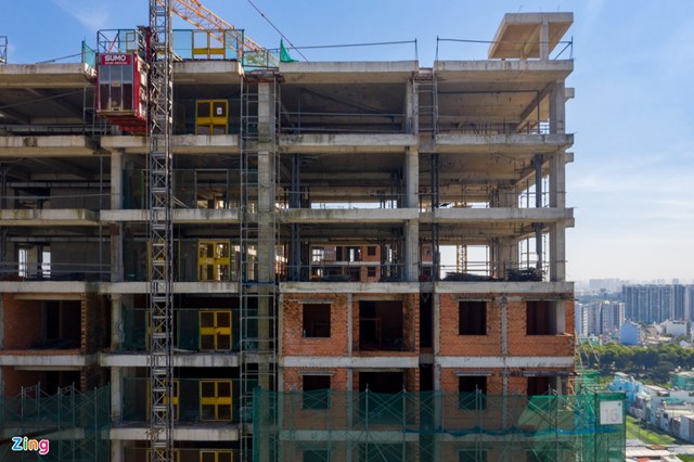 Một gi&aacute;m s&aacute;t vi&ecirc;n giấu t&ecirc;n l&agrave;m việc cho nh&agrave; thầu x&acirc;y dựng tại đ&acirc;y cho biết đ&acirc;y l&agrave; những gi&agrave;n gi&aacute;o thu&ecirc; ngo&agrave;i, do hơn 1 năm qua kh&ocirc;ng c&ograve;n thi c&ocirc;ng n&ecirc;n ph&iacute;a x&acirc;y dựng buộc phải th&aacute;o dỡ để ho&agrave;n trả.