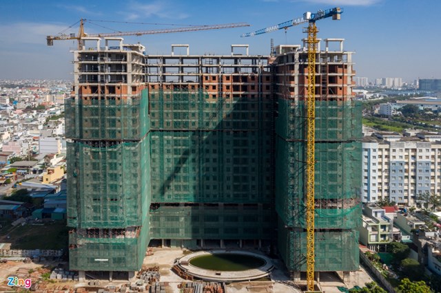 Theo ghi nhận thực tế, dự &aacute;n mới chỉ ho&agrave;n th&agrave;nh phần th&ocirc; với 21 tầng nổi. Dự &aacute;n được x&acirc;y dựng tr&ecirc;n khu đất rộng hơn 8.400 m2 với quy m&ocirc; gần 500 căn hộ.