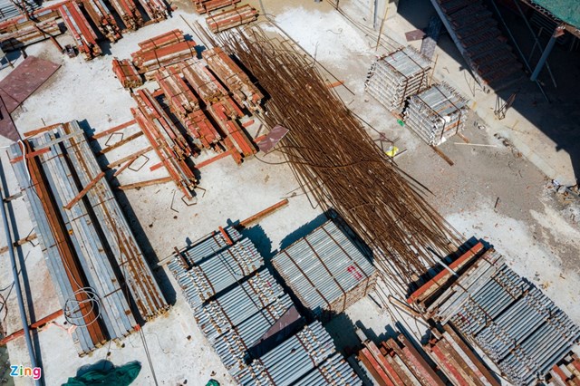 Một số vật liệu, thiết bị kh&aacute;c của nh&agrave; thầu d&ugrave; tạm thời được để lại nhưng cũng sẽ được th&aacute;o dỡ sau.