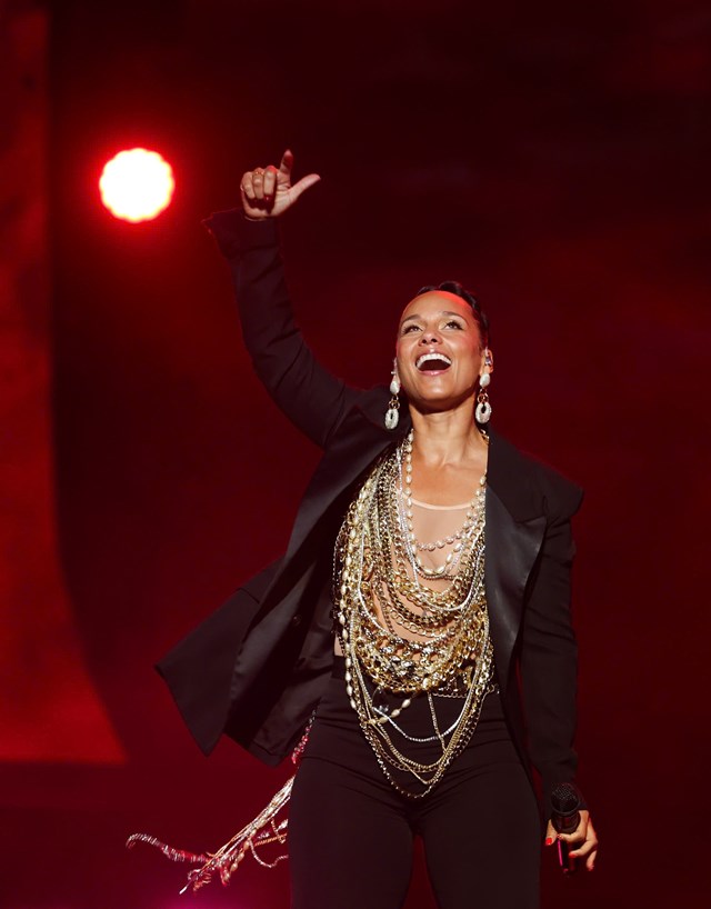 Lễ trao giải VinFuture 2025 b&ugrave;ng nổ cảm x&uacute;c với sự xuất hiện của nữ nghệ sĩ huyền thoại 17 lần gi&agrave;nh giải Grammy - Alicia Keys