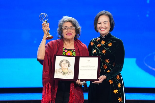 Giải Đặc biệt VinFuture 2025 d&agrave;nh cho Nh&agrave; khoa học đến từ c&aacute;c nước đang ph&aacute;t triển vinh danh GS. Mar&iacute;a Esperanza Mart&iacute;nez-Romero&nbsp;(Mexico)