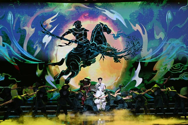 Tiết mục "Ph&ugrave; Đổng Thi&ecirc;n Vương &ndash; Đất nước lời ru" do ca sĩ Đức Ph&uacute;c biểu diễn như một lời ch&agrave;o từ Việt Nam gửi tới bạn b&egrave; quốc tế. Đ&acirc;y cũng l&agrave; b&agrave;i h&aacute;t gi&uacute;p nam ca sĩ gi&agrave;nh Qu&aacute;n qu&acirc;n Intervision 2025 tại Nga.