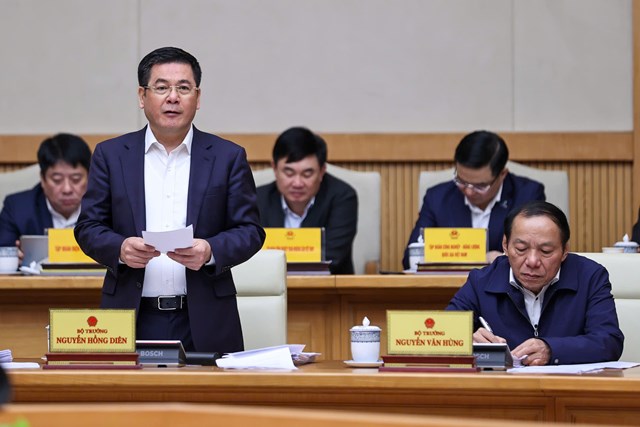Bộ trưởng Bộ Công Thương Nguyễn Hồng Diên báo cáo tại Phiên họp - Ảnh: VGP/Nhật Bắc