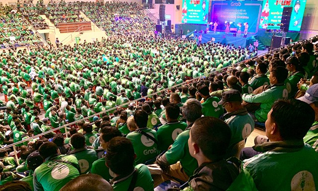 C&aacute;c t&agrave;i xế GrabBike trong một buổi gặp mặt của c&ocirc;ng ty.&nbsp;