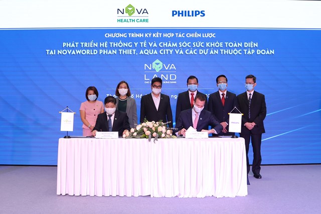 Đại diện NOVA HEALTHCARE v&agrave; Philips trong sự kiệnk&yacute; kết hợp t&aacute;c chiến lược