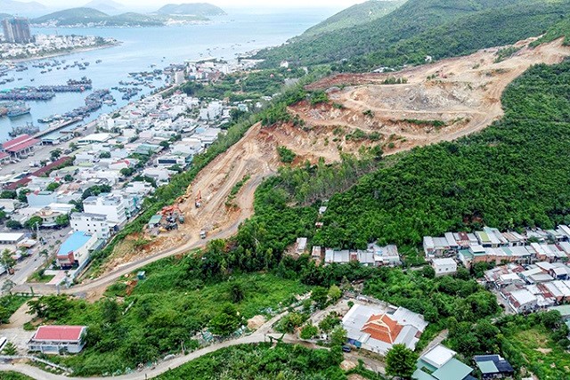 Kh&aacute;nh H&ograve;a r&agrave; so&aacute;t lại c&aacute;c dự &aacute;n đồi n&uacute;i ở Nha Trang.