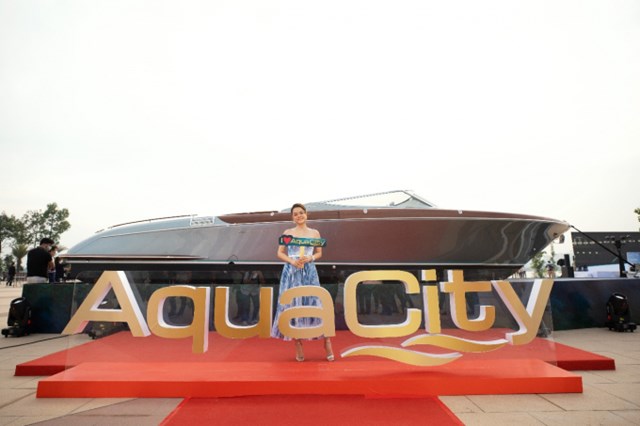 D&#224;n sao Việt khoe d&#225;ng b&#234;n du thuyền Aquariva đầu ti&#234;n tại Việt Nam - Ảnh 1