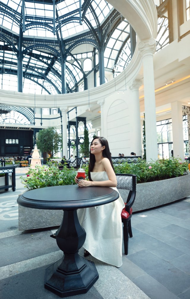 D&#224;n sao Việt khoe d&#225;ng b&#234;n du thuyền Aquariva đầu ti&#234;n tại Việt Nam - Ảnh 10