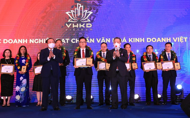 &Ocirc;ng Phạm Mạnh Kh&ocirc;i - Đại điện FE CREDIT nhận chứng nhận t&ocirc;n vinh &ldquo;Doanh nghiệp đạt chuẩn văn h&oacute;a kinh doanh Việt Nam&rdquo; 2021 từ Bộ trưởng Bộ VHTTDL v&agrave; Chủ tịch VNABC