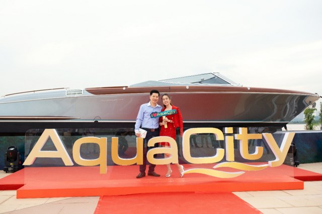 D&#224;n sao Việt khoe d&#225;ng b&#234;n du thuyền Aquariva đầu ti&#234;n tại Việt Nam - Ảnh 5