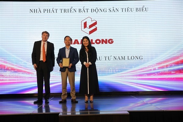 &Ocirc;ng Văn Viết Sơn &ndash; Gi&aacute;m đốc Điều h&agrave;nh Nam Long Land, Tập đo&agrave;n Nam Long nhận&nbsp;Giải thưởng &ldquo;Nh&agrave; Ph&aacute;t triển Bất động sản ti&ecirc;u biểu&rdquo; từ Ban tổ chức.