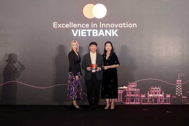 &Ocirc;ng Nguyễn Tiến Sỹ - Ph&oacute; Tổng Gi&aacute;m đốc, đại diện Vietbank nhận giải thưởng &ldquo;Excellence in Innovation&rdquo; do Mastercard trao tặng.