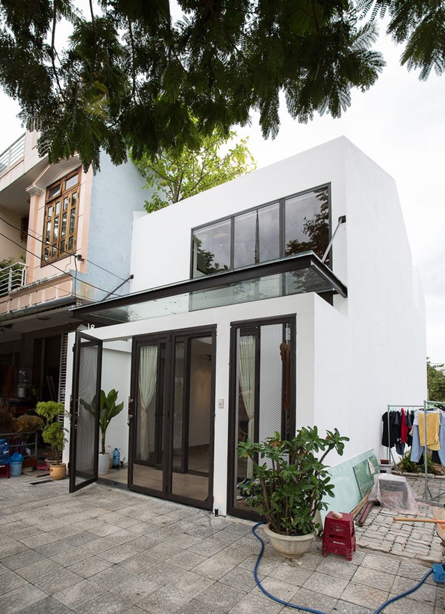 Ở Việt Nam, quy hoạch khu d&acirc;n cư hầu hết được ph&acirc;n l&ocirc; 5x20 m. V&igrave; diện t&iacute;ch kh&aacute; nhỏ n&ecirc;n hầu hết gia chủ &iacute;t khi hi sinh kh&ocirc;ng gian sử dụng cho c&acirc;y xanh v&agrave; &aacute;nh s&aacute;ng. Nhưng đối với đội ngũ kiến tr&uacute;c sư, những khoảng xanh đ&oacute; gần như bắt buộc phải đưa v&agrave;o thiết kế trong mọi c&ocirc;ng tr&igrave;nh.