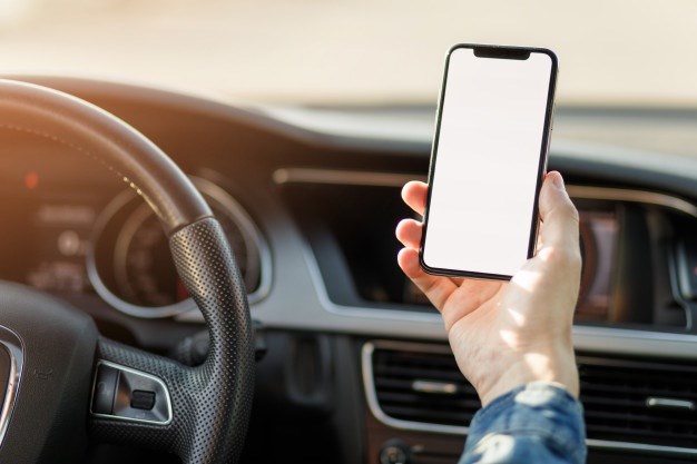 iPhone 12 dễ mất s&oacute;ng khi l&aacute;i xe hoặc di chuyển.