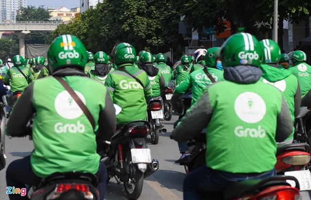 Grab diễu h&agrave;nh tại H&agrave; Nội sau khi bị tăng mức khấu trừ.