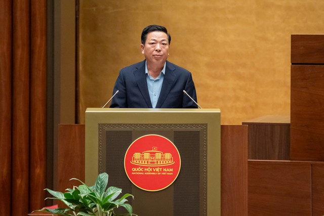 Bộ trưởng Bộ Xây dựng Trần Hồng Minh trình bày Tờ trình về việc điều chỉnh nội dung Nghị quyết số 94/2015/QH13 của Quốc hội về chủ trương đầu tư Cảng hàng không quốc tế Long Thành.