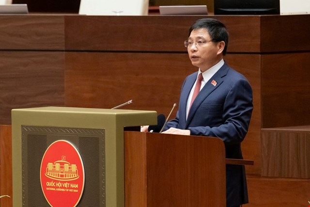 Bộ trưởng Bộ Tài chính Nguyễn Văn Thắng trình bày Tờ trình.
