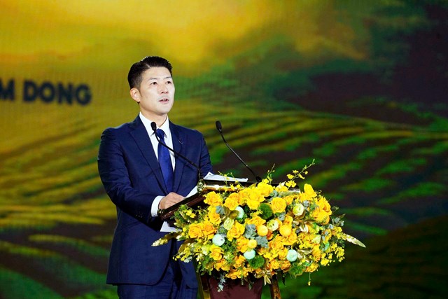 Đại diện Ban tổ chức, &ocirc;ng Mori Kazuki, Tổng Gi&aacute;m đốc C&ocirc;ng ty Ch&egrave; L&acirc;m Đồng ph&aacute;t biểu, tổng kết c&aacute;c dấu ấn nổi bật của Lễ hội