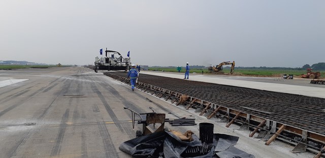 Sau nhiều năm ACV muốn bỏ tiền nâng cấp đường băng Nội Bài, Tân Sơn Nhất nhưng vướng cơ chế, đến tháng 6/2029 đường băng Tân Sơn Nhất, Nội Bài mới được khởi công nâng cấp khi bố trí được vốn ngân sách - Ảnh: Long Nguyễn